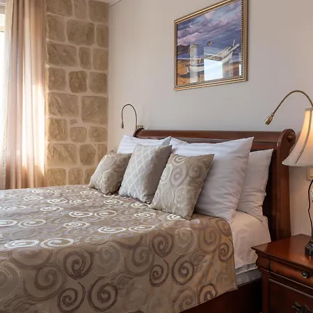 Πανσιόν Queen Teuta Luxury Σπλιτ