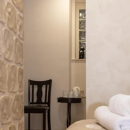 Queen Teuta Luxury Πανσιόν
