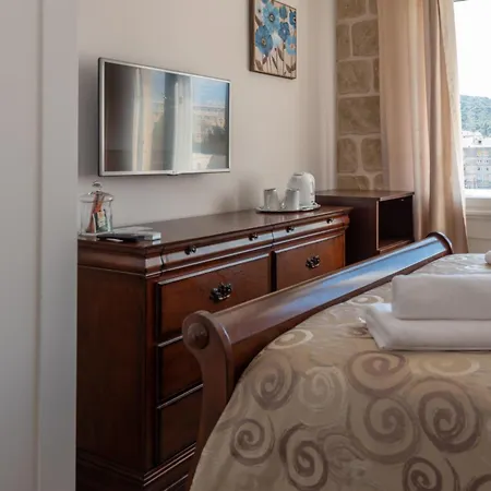 Queen Teuta Luxury Πανσιόν 3*