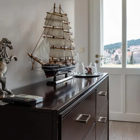 Queen Teuta Luxury Split