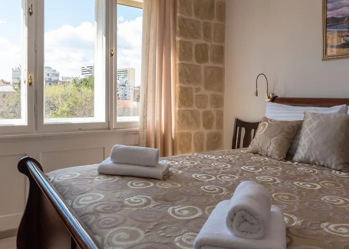 Queen Teuta Luxury Gasthuis