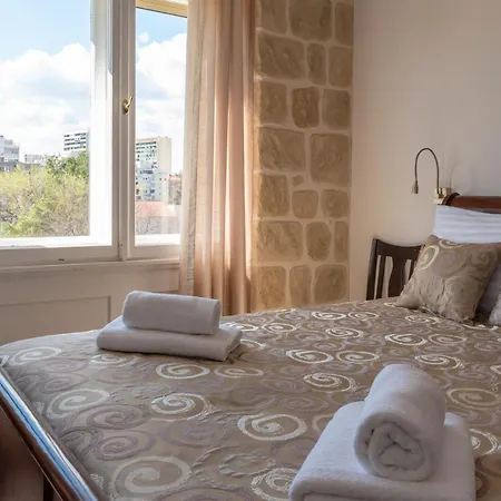 Queen Teuta Luxury בית הארחה