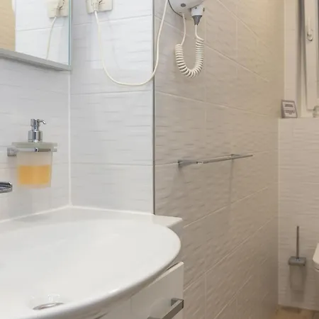 Queen Teuta Luxury בית הארחה