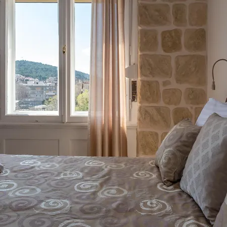 Queen Teuta Luxury בית הארחה 3*